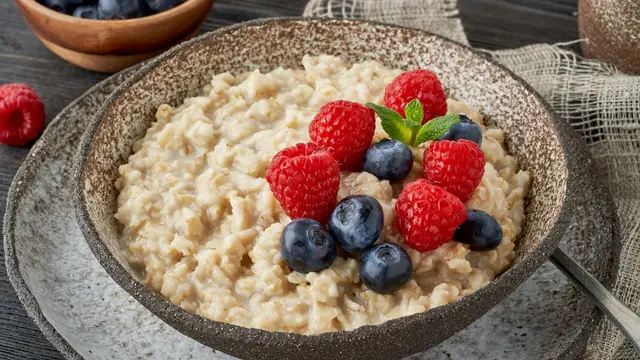 Oatmeal merupakan menu makanan yang baik bagi tubuh karena memiliki kandungan serat yang tinggi
