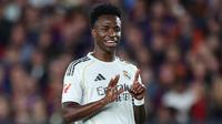 Penyerang Real Madrid, Vinícius Júnior, menunjukkan angka 15 selama pertandingan sepak bola Liga Spanyol antara FC Barcelona dan Real Madrid CF di Stadion Camp Nou, Barcelona, pada 10 Mei 2026. (Josep LAGO / AFP)