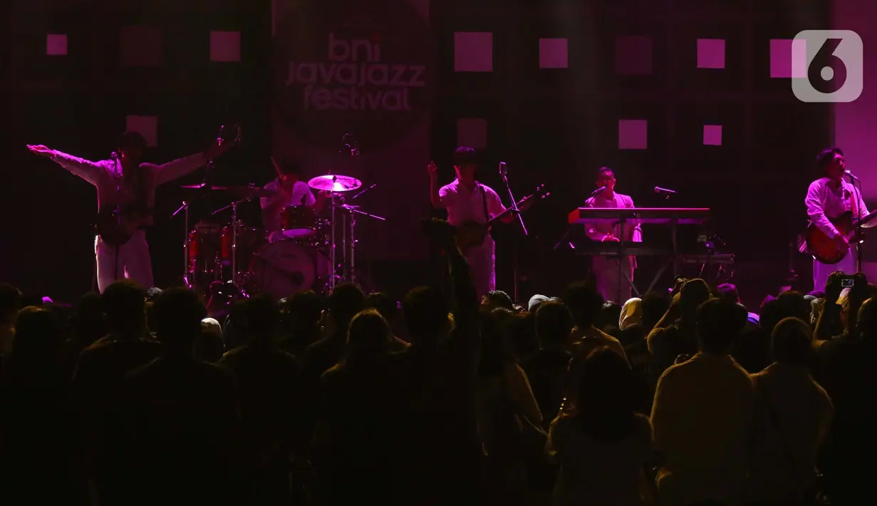 Tampil di hari penutup gelaran Jakarta International BNI Java Jazz Festival (JJF) 2025, The Lantis membawakan sejumlah lagu seperti Lampu Merah, Ambang Rindu dan Bunga Maaf. (Liputan6.com/Herman Zakharia)