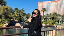 Liburan wanita 23 tahun itu di Las Vegas bisa dibilang mewah. Salmafina Sunan juga tak ingin melewatkan kesempatan berfoto di spot favorit para turis, tepatnya di depan Hotel Treasure Island yang tersohor itu.(Liputan6.com/IG/@salmafinasunan)