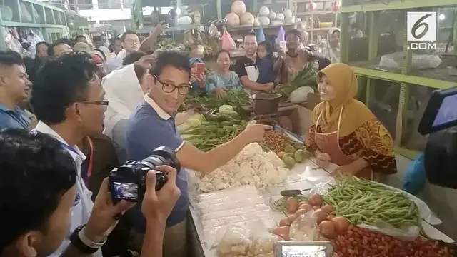 Cawapres Prabowo Sandiaga Uno bersafari politik ke Cilacap. Kedatangannya ke pasar tradisional di Kota Cilacap menjadi rebutan para pendukungnya untuk berswafoto