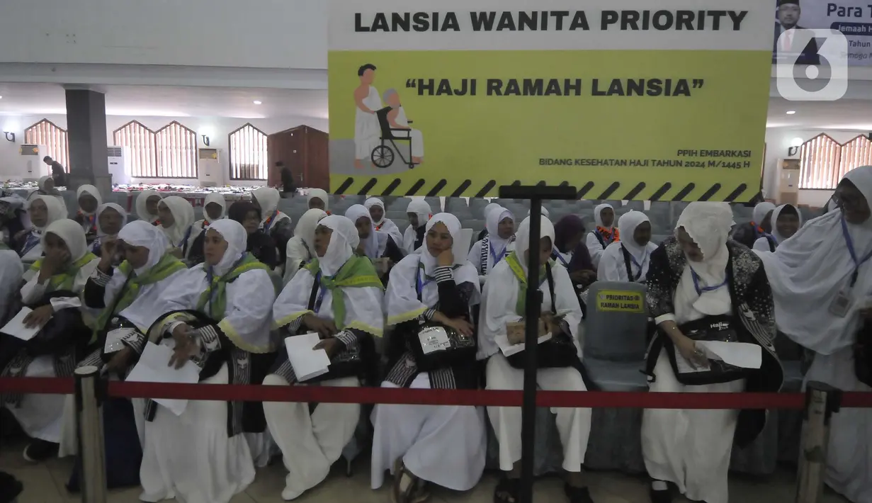 Para jemaah haji sudah berkumpul di Asrama Haji. (merdeka.com/Imam Buhori)