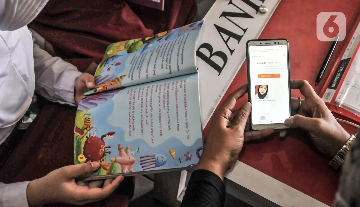 Pembimbing mendaftarkan anak-anak sebagai anggota perpustakaan melalui aplikasi Baca Jakarta di Ruang Publik Terpadu Ramah Anak (RPTRA) Manggis, Kelurahan Kemanggisan, Kecamatan Palmerah, Jakarta Barat, Senin (31/10/2022). RPTRA Manggis menyediakan perpustakaan yang difasilitaskan untuk anak-anak sebagai upaya meningkatkan minat baca serta literasi tambahan usai jam sekolah. (merdeka.com/Iqbal S. Nugroho)