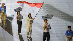 Atlet ice skating Kierana Alexandra Laut dipercaya membawa bendera Indonesia ketika kontingen Indonesia berdefile dalam penutupan SEA Games 2025 yang berlangsung di Rajamangala Stadium, Bangkok, Sabtu (20/12/2025) malam WIB.