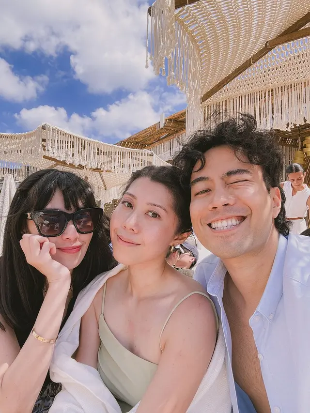 7 Potret Vidi Aldiano dan Sheila Dara Liburan di Santorini, Pamer Kemesraan