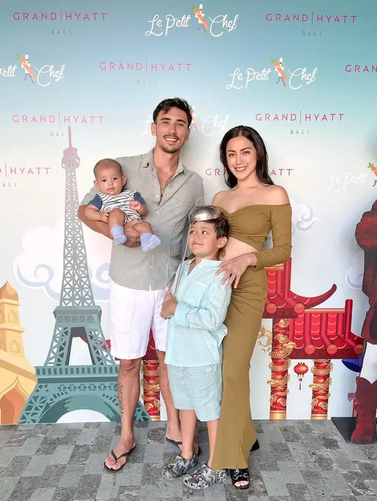 Susah-senang Jessica Iskandar-Vincent Verhaag selalu terlihat kompak, juga dalam urusan berpakaian (IG @inijedar)