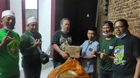 Suporter Persebaya Surabaya, Bonek Mania, mengirim bantuan kepada warga korban banjir bandang di Malang dan Batu. (Bola.com/Aditya Wany)