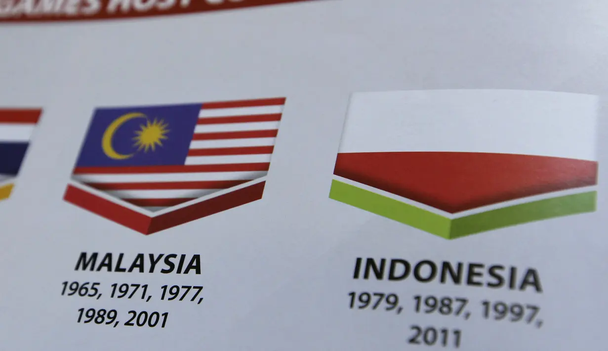 Bendera Merah-Putih dicetak terbalik pada buku Opening Ceremony SEA Games 2017 di Kuala Lumpur, Malaysia (20/8/2017). Indonesia melalui Kementrian Luar Negeri mengajukan note protes atas kesalahan tersebut. (AP Photo/Yau)