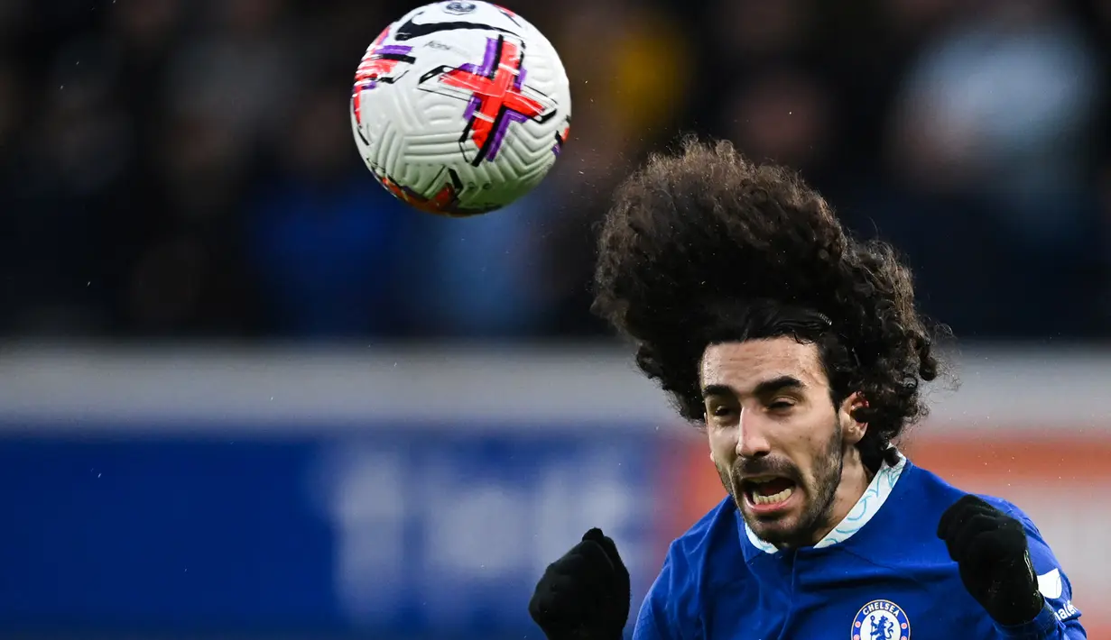 Bek Chelsea, Marc Cucurella menyundiul bola saat menghadapi Aston Villa pada laga Liga Inggris 2022/2023 di Stamford Bridge, London (1/4/2023). Marc Cucurella didatangkan Chelsea dari sesama klub Liga Inggris, Brighton and Hove Albion pada awal musim 2022/2023 dengan nilai transfer 65,3 juta euro atau setara Rp1,04 triliun dengan durasi kontrak selama 6 tahun. Dari 24 penampilan di Liga Inggris, kontribusinya sebagai bek sayap amat minim dengan hanya menyumbang 2 assist. (AFP/Justin Tallis)