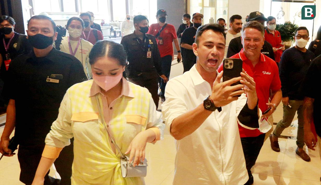Raffi Ahmad yang didampingi sang istri, Nagita Slavina, juga berbincang dengan Michael Owen. Dalam kesempatan tersebut, Gigi menyebut Raffi menggilai sepak bola dan juga memiliki klub RANS Nusantara FC. (Bola.com/M Iqbal Ichsan)