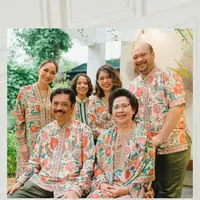 Pandemi sudah cukup lama berakhir, kini saatnya kamu dan keluarga kenakan baju sarimbit dengan warna-warna cerah. Jangan takut bereksperimen dengan motif-motif yang meriah! [@itsmebcl]