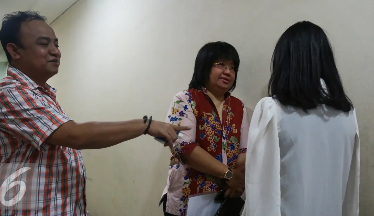 Kuasa hukum Falcon Pictures, Lydia Wongsonegoro (tengah) berbincang dengan pembajak film Warkop DKI Reborn, Jakarta, Selasa (27/9). P mengaku tidak ada motif apapun saat merekam film Warkop DKI Reborn (Liputan6.com/Yoppy Renato)