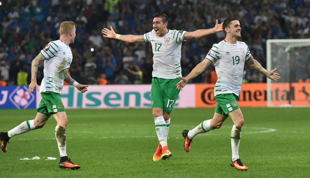 Robert Brady (kanan) mencetak gol tunggal kemenangan Irlandia atas Italia pada laga Grup E Piala Eropa 2016 di Stade Pierre Mauroy, Lille, Kamis (23/6/2016) dini hari WIB. (AFP/Philippe Huguen)