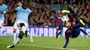 Penyerang Barcelona, Neymar (kanan) berusaha menendang bola di leg kedua 16 besar Liga Champions di Stadion Camp Nou, Spanyol, Kamis (18/3/15). Barcelona menang 1-0 atas Manchester City. (Reuters/Gustau Nacarino)