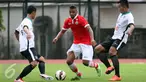 Pemain Persija, Patrick Da Silva (tengah) di bayangi dua pemain Prapon DIY pada laga uji coba di Stadion UNY, Rabu (9/3/2016). Laga uji coba dilakukan Persija sebagai persiapan menghadapi turnamen  Piala Bhayangkara 2016. (Liputan6.com/Boy Harjanto)