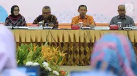 Komisioner KPU, Pranomo Ubaid Tanthowi (ketiga kiri) menyampaikan Uji Publik Rancangan Peraturan KPU terkait Pemilu 2019 di Jakarta, Senin (19/3). Uji Publik diikuti perwakilan dari partai poltik peserta Pemilu 2019. (Liputan6.com/Helmi Fithriansyah)