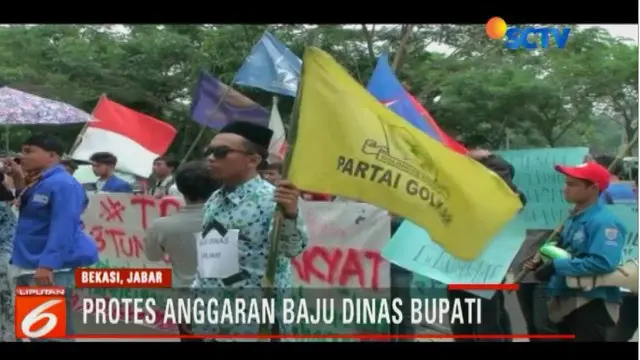 Puluhan  mahasiswa yang tergabung  dalam himpunan mahasiswa Kabupaten Bekasi, berunjuk rasa di depan kantor DPRD dan bupati Bekasi.