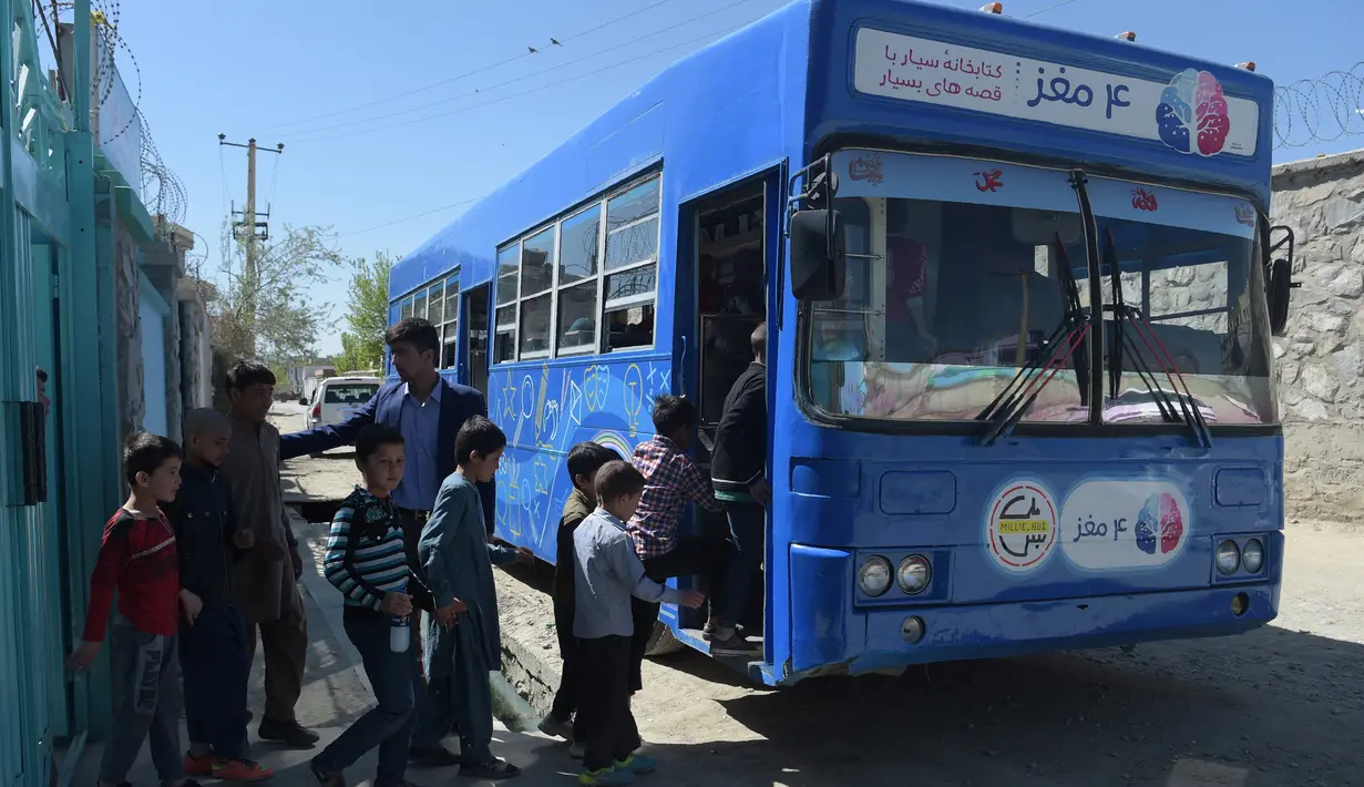 Anak-anak Afghanistan memasuki bus yang dijadikan perpustakaan keliling di Kabul, 4 April 2018. Bus perpustakaan keliling itu berhenti di sekolah, taman atau panti asuhan sepanjang minggu dan berhenti beberapa jam dalam satu tempat. (AFP/Shah MARAI)