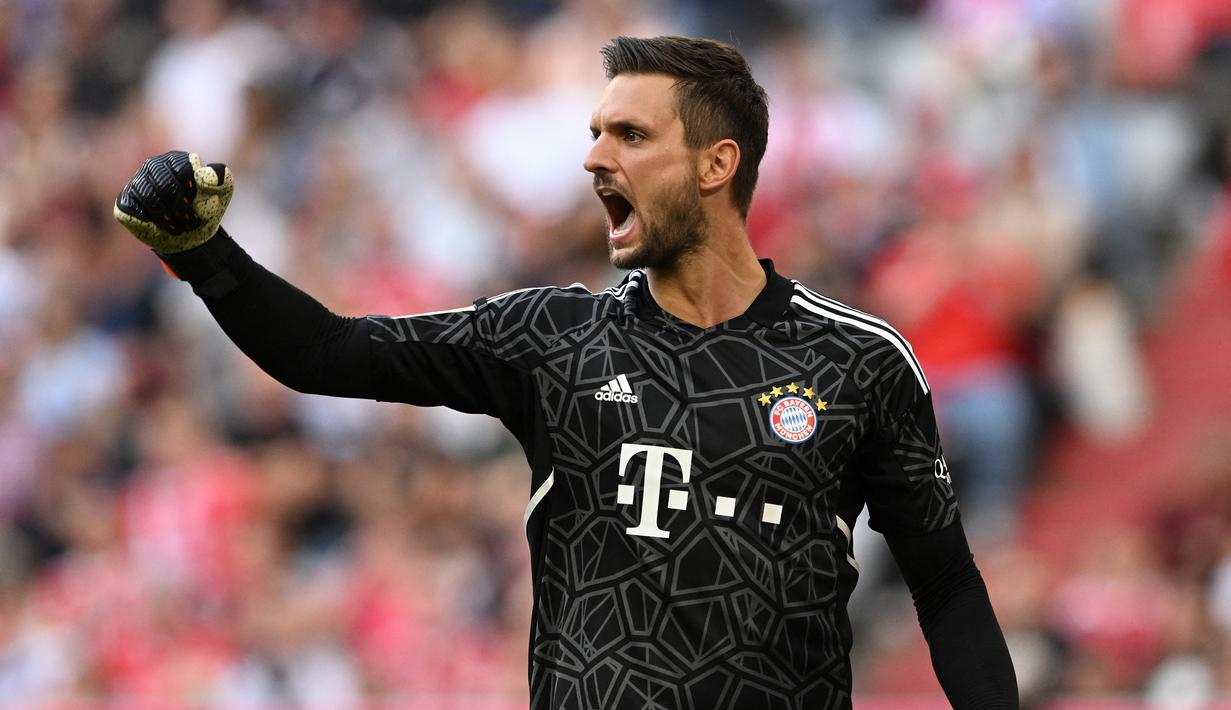 Sven Ulreich. Kiper Jerman berusia 34 tahun ini didatangkan Bayern Munchen secara gratis dari Hamburg SV pada awal musim 2021/2022 dan terikat kontrak hingga Juni 2024. Berstatus pelapis Manuel Neuer, sejauh ini ia telah bermain dalam 16 laga di semua ajang bersama Bayern Munchen. Uniknya Hamburg SV sendiri sebelumnya mendapatkan Sven Ulreich dari Bayern Munchen juga dengan status bebas transfer pada awal musim 2020/2021. (AFP/Christof Stache)