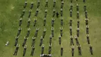 Foto udara memperlihatkan rekrutan sukarela perempuan menghadiri program pelatihan tiga bulan di pangkalan militer di Bogota, Kolombia, Senin, 6 Maret 2023. Setelah larangan 25 tahun, tentara Kolombia sekali lagi mengizinkan wanita untuk bergabung dengan barisannya melalui dinas militer sukarela, yang merupakan persyaratan bagi pria. (AP Photo/Fernando Vergara)