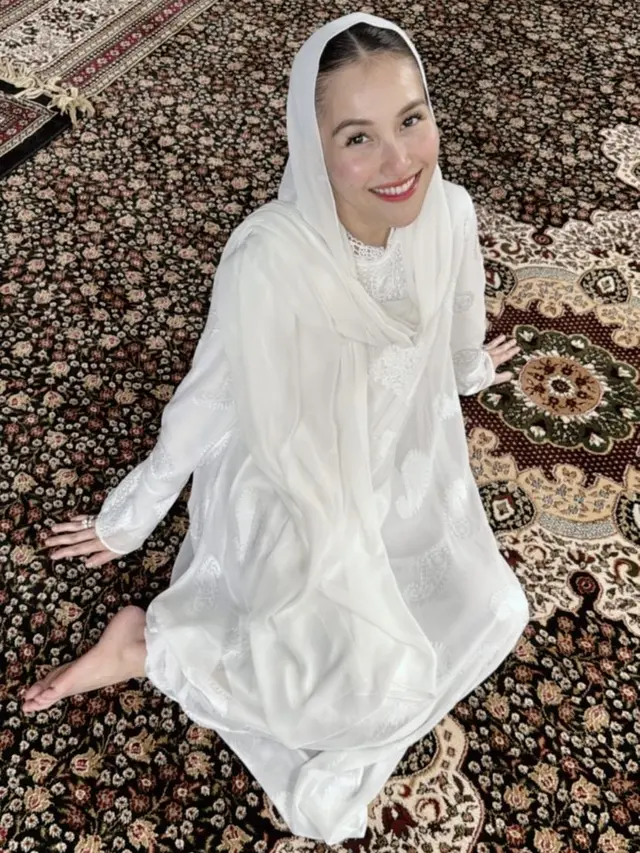 Gaya Kerudung Ayu Ting Ting Saat Pengajian. [@ayutingting92]