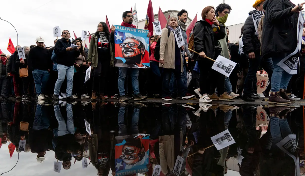 Keikutsertaan seorang presiden yang berkuasa dalam demonstrasi seperti ini, yang diadakan selama beberapa dekade menjelang tanggal 11 September, merupakan suatu hal yang tidak lazim. (AP Photo/Matias Basualdo)