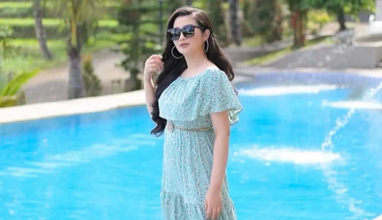 Tampil dengan simple dress berwarna pastel, gaya Fitri Carlina satu ini pun bisa dijadikan inspirasi. Menggunakan simple dress model sabrina, ia pun terlihat menambahkan detail ikat pinggang kecil pada penampilannya. (Liputan6.com/IG/@fitricarlina)