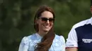 Seperti pengunjung polo mana pun, ia melengkapinya dengan kacamata hitam merek kacamata Inggris Finlay's Vivian.  (AFP/Henry Nicholls)
