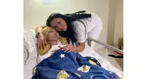 Momen Kalina Ocktaranny saat merawat ibunda. (Sumber: Instagram/kalinaocktaranny)
