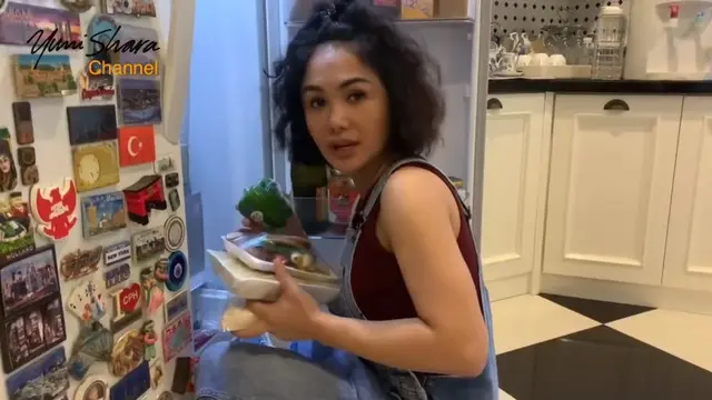 7 Momen Yuni Shara Masak Oseng-Oseng Di Rumah Ini Curi Perhatian