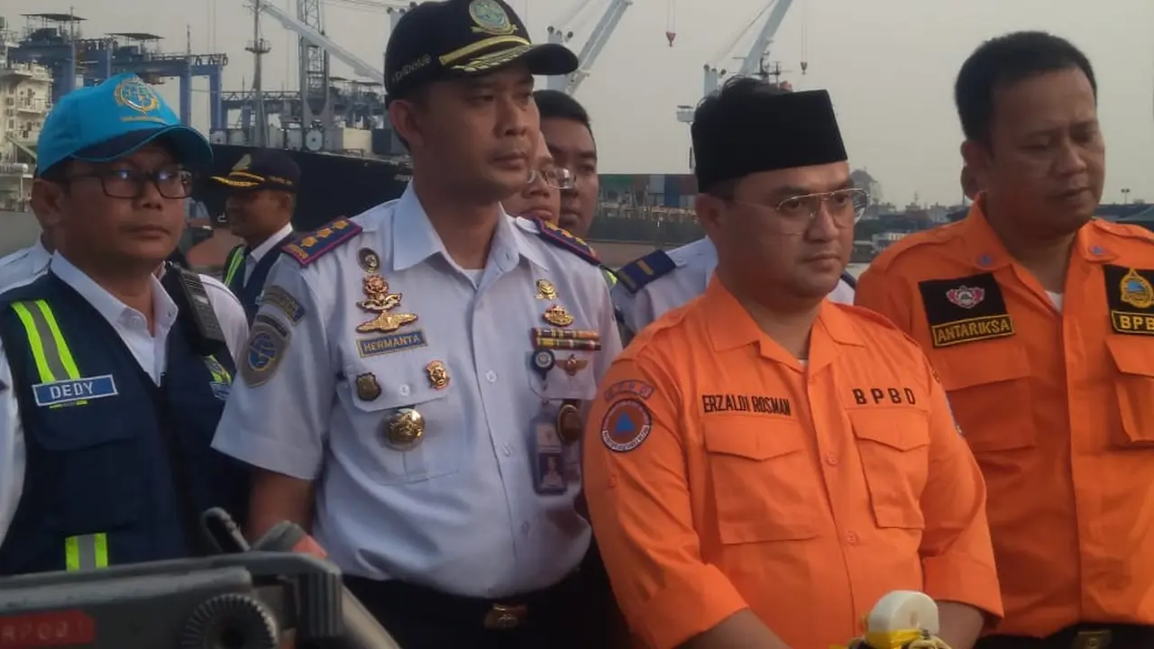 Gubernur Babel Erzaldi Rosman Djohan di Posko Lion Air JT 610 (Liputan6.com/Ady Anugrahadi)