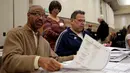 Petugas Oakland County melakukan penghitungan ulang surat suara pemilihan Presiden AS di Waterford Township, Michigan, Amerika Serikat (5/12). (Reuters/Rebecca Cook)