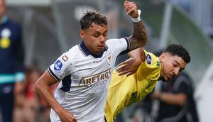 Aksi bek kiri Go Ahead Eagles, Dean James saat menghadapi Fortuna Sittard dalam laga pekan pertama Eredivisie 2025/2026, Sabtu (9/8/2025) dini hari WIB. (Dok. Go Ahead Eagles).