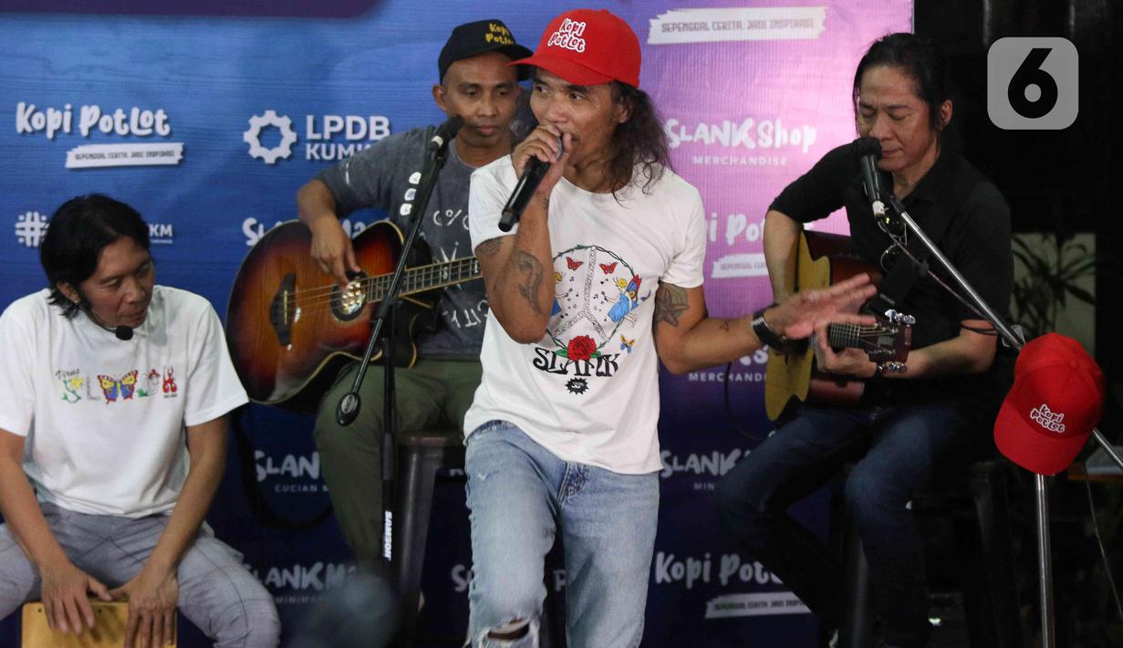 Grup band Slank bernyanyi usai peluncuran Slankops di Basecamp Slank, Jakarta, Selasa (19/7/2022). Slank bersama Menteri BUMN Erick Thohir dan Menteri Koperasi dan UKM Teten Masduki bernyanyi bersama membawakan lagu 'Ku Tak Bisa' dan 'Balikin'. (Liputan6.com/Herman Zakharia)