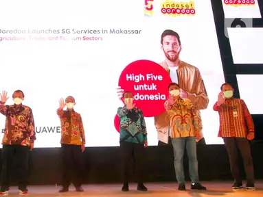 Director and COO Indosat Ooredoo Vikram Sinha (kiri), Menteri Investasi/Kepala BKPM Bahlil Lahadalia (ketiga kiri), CEO Huawei Indonesia Jacky Chen (kedua kanan) dan Plt. Gubernur Sulawesi Selatan Andi Sudirman Sulaiman pada peluncuran layanan 5G Indosat Ooredoo di Makassar (19/11/2021)