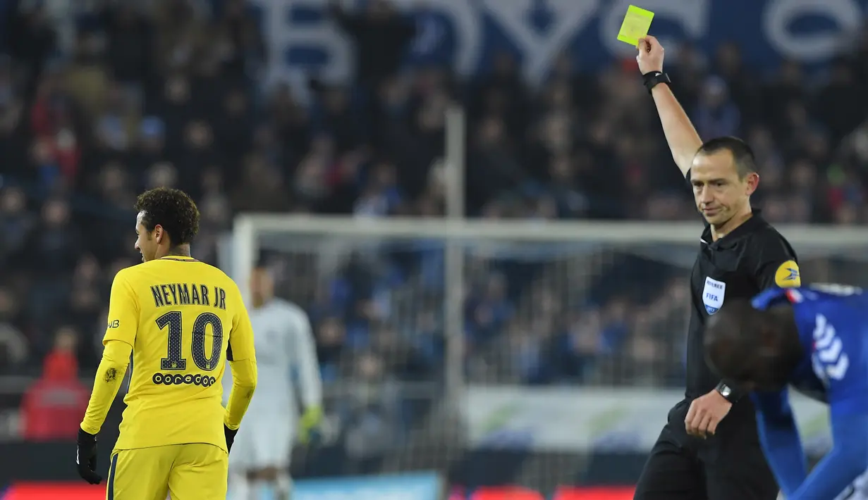 Neymar (kiri) menerima kartu kuning dari wasit, Ruddy Buquet usai melakukan pelanggaran saat melawan Strasbourg (RCSA) pada lanjutan Ligue 1 Prancis di Meinau Stadium, Strasbourg, (2/12/2017). PSG kalah 1-2 dari Strasbourg. (AFP/ Patrick Hertzog)
