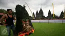 Seorang penari mempersiapkan diri berlatih menjelang upacara Tawur Agung Kesanga di Candi Prambanan, , Senin (7/3/2016). Tawur Agung Kesanga akan diselenggarakan 8 Maret, sehari sebelum perayaan Nyepi Tahun Baru Saka. (Foto: Boy Harjanto)