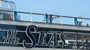 Penumpang dan awak terlihat pada kapal pesiar Spectrum of the Seas di Hong Kong, Rabu (5/1/2022). Spectrum of the Seas diperintahkan kembali ke kota untuk pengujian virus corona COVID-19 setelah sembilan orang ditemukan memiliki kontak dekat dengan varian Omicron baru-baru ini. (PETER PARKS/AFP)