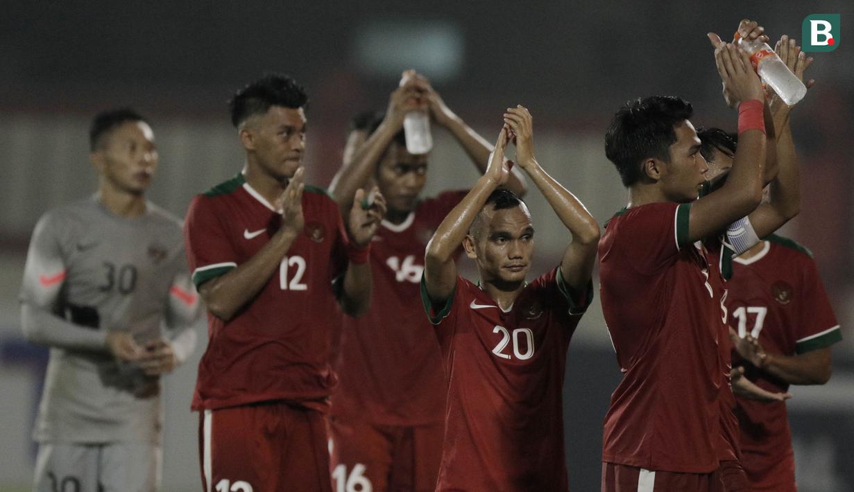 Timnas Indonesia memberikan aplaus usai melawan Thailand pada laga persahabatan di Stadion PTIK, Jakarta, Kamis, (31/5/2018). Indonesia takluk 1-2 dari Thailand. (Bola.com/M Iqbal Ichsan)
