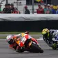 Dani Pedrosa disalip Valentino Rossi di GP Indianapolis (Crash).