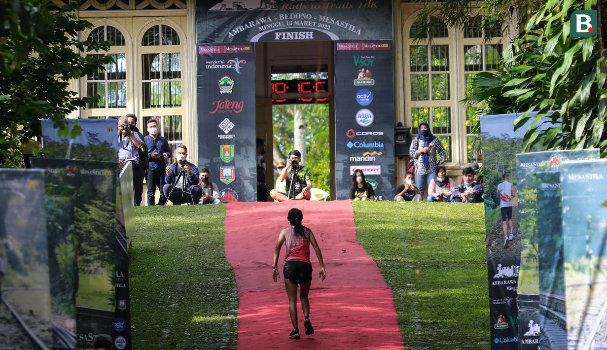 Pelari dihadapkan dengan tanjakan tajam dengan karpet merah untuk menyeberangi garis finis. (Bola.com/Bagaskara Lazuardi)