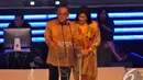 Aburizal Bakrie bersama istri saat membacakan peraih penghargaan PAB XII di XI Ballroom Djakarta Theatre, Jakarta Pusat, Rabu (10/12/2014). (Liputan6.com/Panji Diksana)