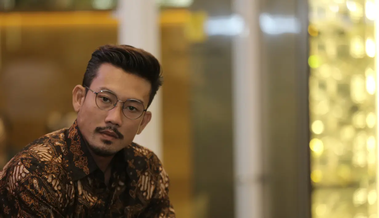 Denny Sumargo, pria tampan yang masih lajang ini terus berusaha mencari pendamping hidupnya. Menjadi pemeran di film Kartini, ternyata menginspirasi Denny dalam memilih tambatan hati. (Galih W. Satria/Bintang.com)