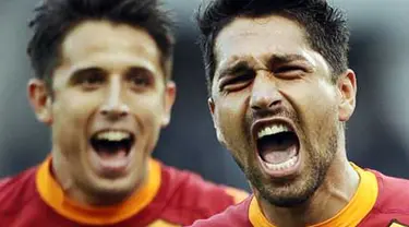 AS Roma's forward Marco Borriello (R) celebrates after scoring against Lazio duirng their Serie A football match at Rome's Olympic Stadium on November 7, 2010. AFP PHOTO / Filippo MONTEFORTE