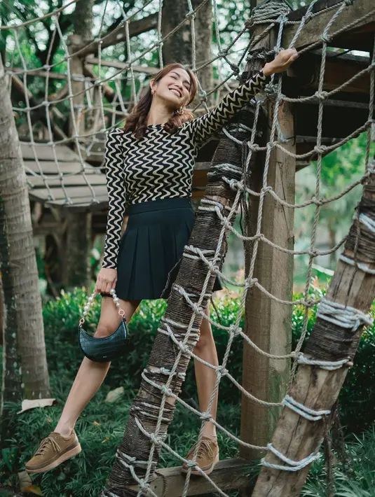 <p>Gaya anak sekolah dengan rok pleats hitam dipadukan dengan atasan lengan panjang dan sneaker (Foto: Instagram @owliasarah)</p>
