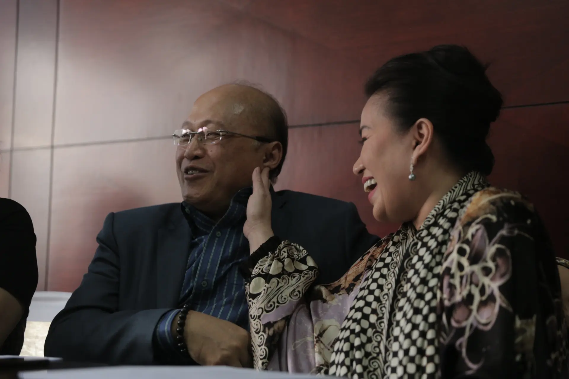 Dengan diberhentikan kasusnya tersebut, Mario Teguh dan istri, Lina dengan menggelar syukuran di kantor kuasa hukumnya, Elza Syarief di kawasan Latuharhari, Jakarta Pusat, Senin (21/8/2017). (Nurwahyunan/Bintang.com)