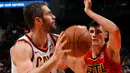 Pebasket Cleveland Cavaliers, Kevin Love, berusaha melewati  pebasket Atlanta Hawks, Ersan Ilyasova, pada laga NBA di Philips Arena, Atlanta, Kamis (30/11/2017). Hawks kalah 114-121 dari Cavaliers. (AP/Kevin C. Cox)