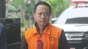 Penyuap Bupati Lampung Utara Agung Ilmu Mangkunegara, Hendra Wijaya Saleh tiba untuk pemeriksaan di Gedung KPK, Jakarta, Kamis (14/11/2019). Hendra diperiksa sebagai tersangka atas kasus dugaan suap terkait proyek di Dinas PUPR dan Dinas Perdagangan Kab. Lampung Utara. (merdeka.com/Dwi Narwoko)