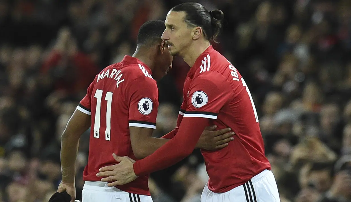Striker Manchester United, Zlatan Ibrahimovic, masuk menggantikan Anthony Martial saat melawan Newcastle United pada laga Premier League di Stadion Old Trafford, Sabtu (18/11/2017). Manchester United menang 4-1 atas Newcastle United. (AFP/Oli Scarff)