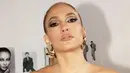 <p>Warna-warna kutek silver atau keemasan juga sangat cocok lho di kulit gelapmu, seperti yang dikenakan Jennifer Lopez ini. @jlo</p>